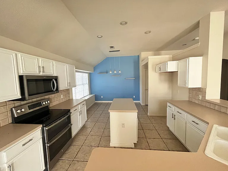 6021 Blue Spruce Ln — Photo 9