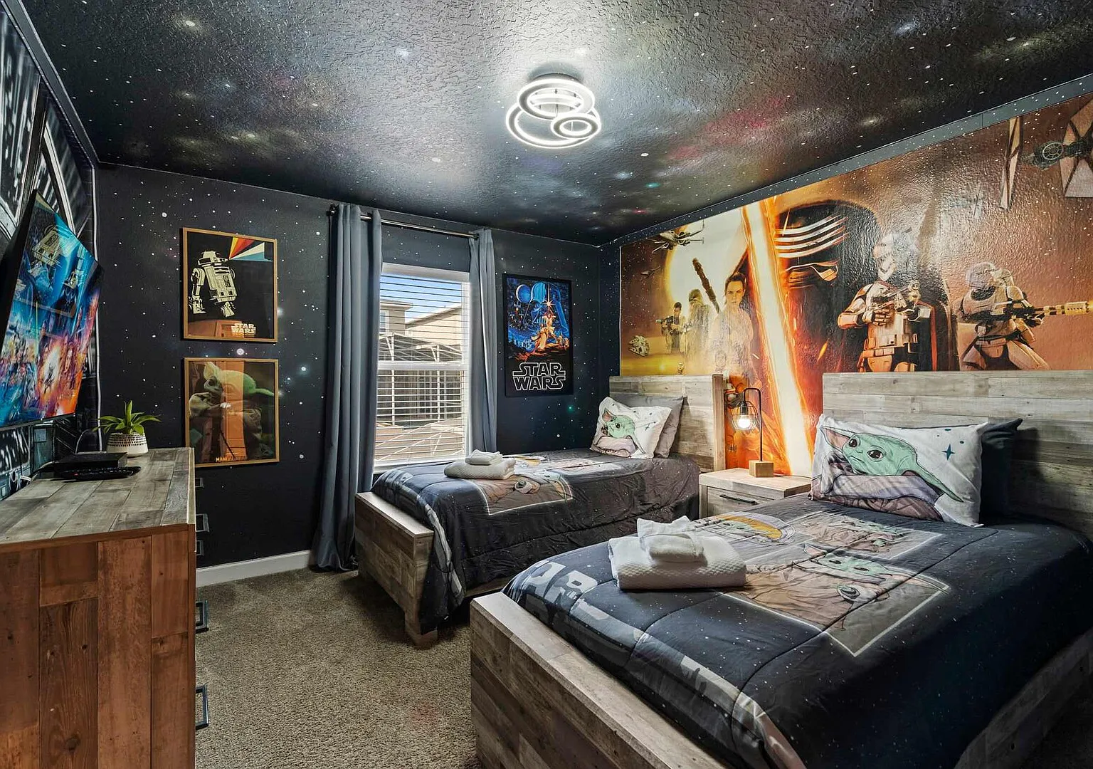 Chic 4BR Home with Mickey & Star Wars Rooms — Photo 1