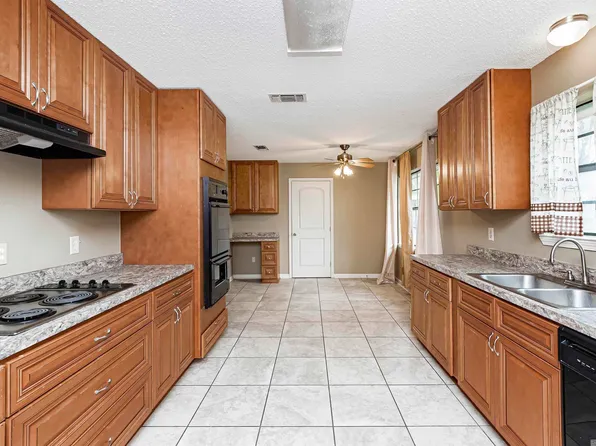 12212 Lazy Oaks Dr, Baker, LA 70714