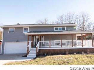 905 Flaggland Dr, Sherman, IL 62684