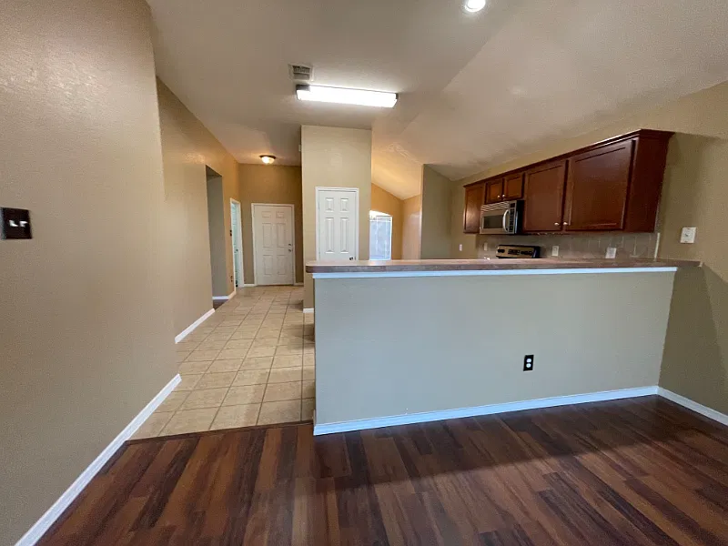 3 bed, 1384 sqft, $2,000 — Photo 4
