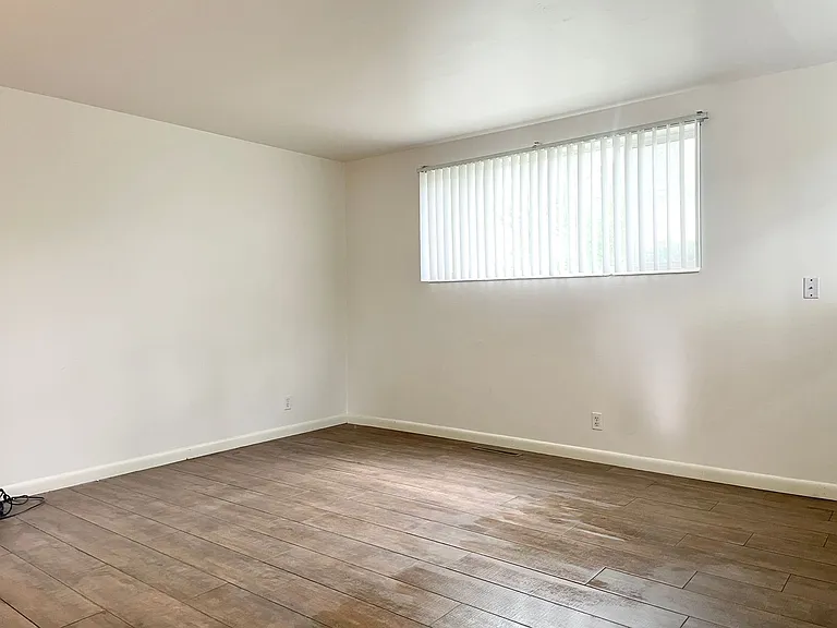 300 E — Photo 2