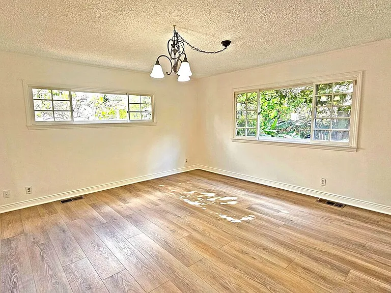 132 S La Peer Dr — Photo 26
