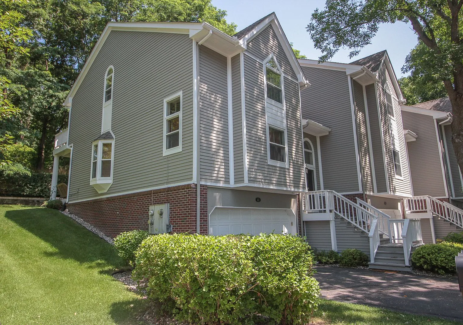 Beautifully Furnished Luxury Townhome Seasonal Rental in the Heart of Downtown Wayzata, All Utili... — Photo 1