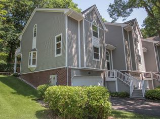 141 Edgewood Ct, Wayzata, MN 55391