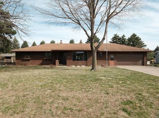242 12th St SE, Sioux Center, IA 51250