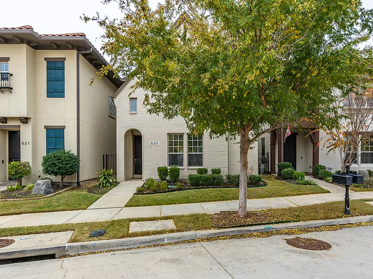 625 Surrey Ln — Photo 3