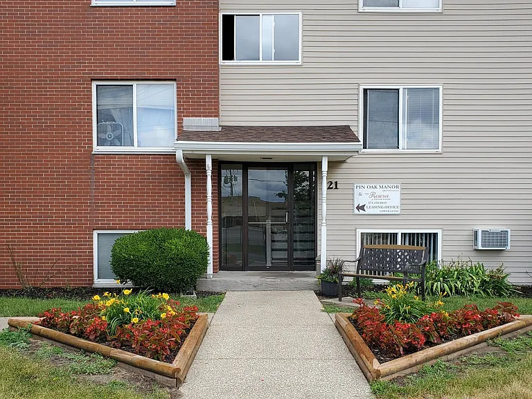 Pin Oak Manor Apartments — Photo 9