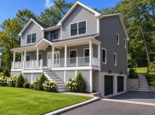 18 Overton Pass, Saint James, NY 11780