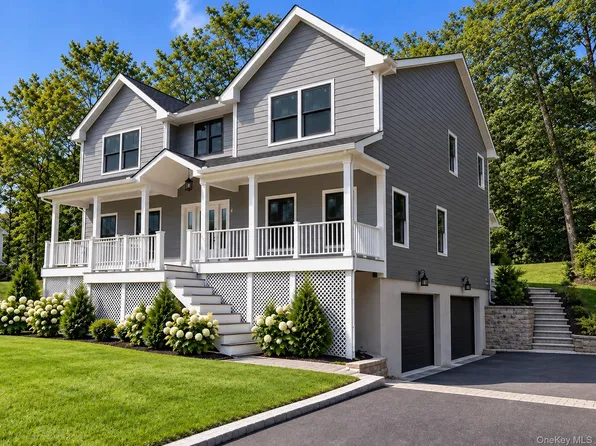 18 Overton Pass, Saint James, NY 11780