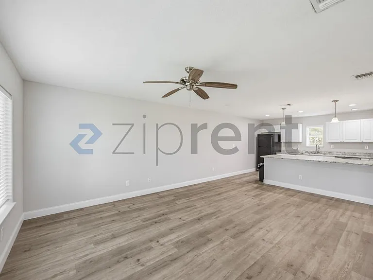 518 E King St — Photo 8