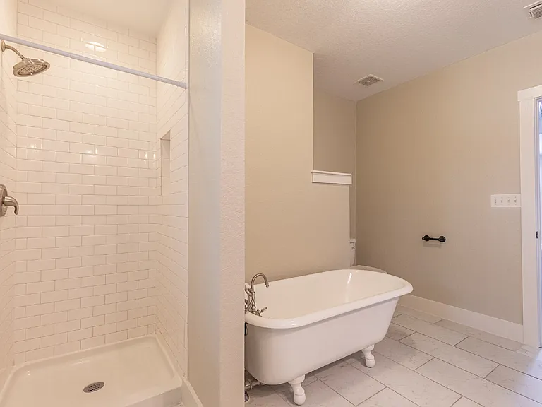 1121 E Crockett St — Photo 20