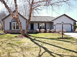 N77W16173 Overlook Dr, Menomonee Falls, WI 53051