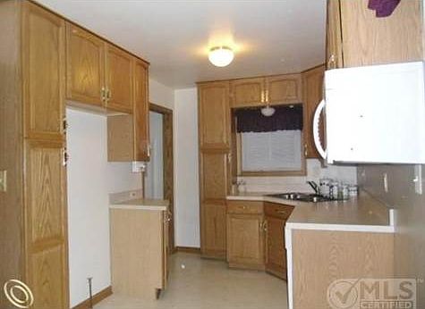LIGHT OAK KITCHEN