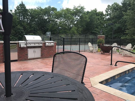 Outdoor kitchen/fire pit 