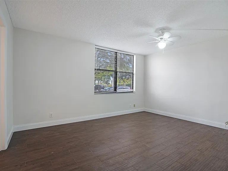 109 Lake Emerald Dr #110 — Photo 15