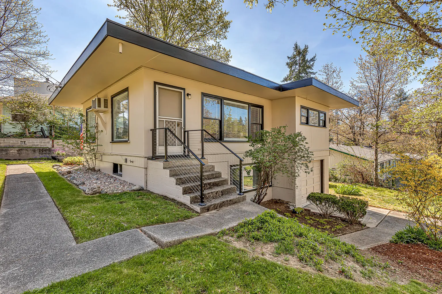 1141 NW Sunset Dr photo 1