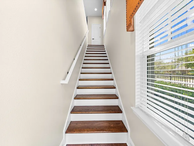 8393 Laureate Blvd — Photo 33