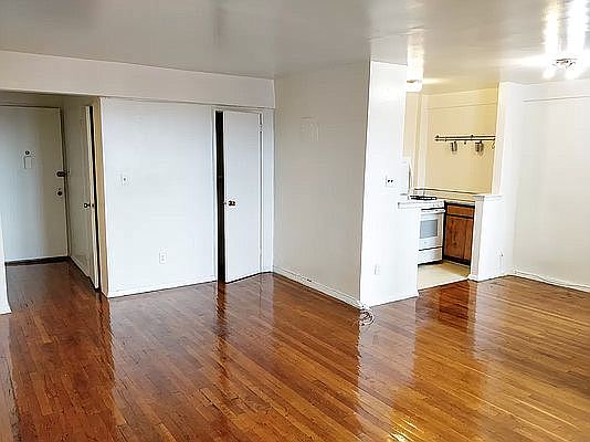 3rd image of 2534 Crescent St #4