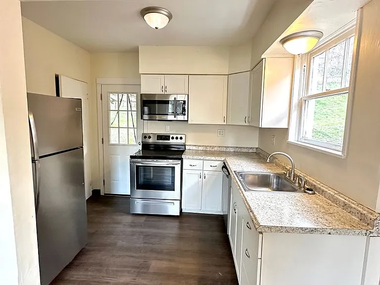 1528 Dagmar Ave — Photo 6