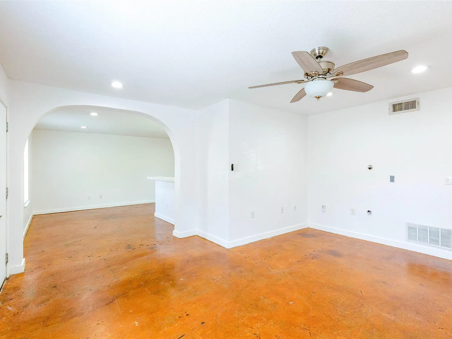 2302 E Side Dr — Photo 2