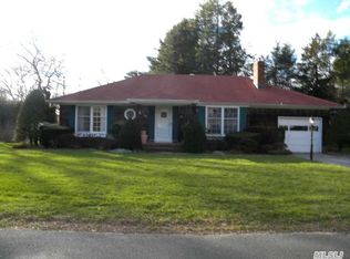 21 Matinecock Ln, Locust Valley, NY 11560