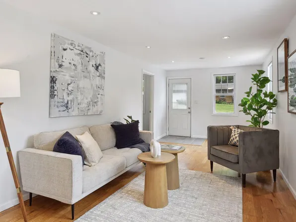 2401 Chateau Ln, Mound, MN 55364