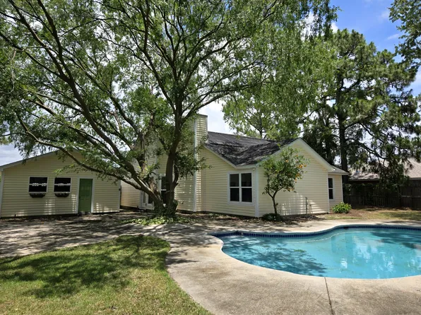 9421 Victoria Ln, Navarre, FL 32566