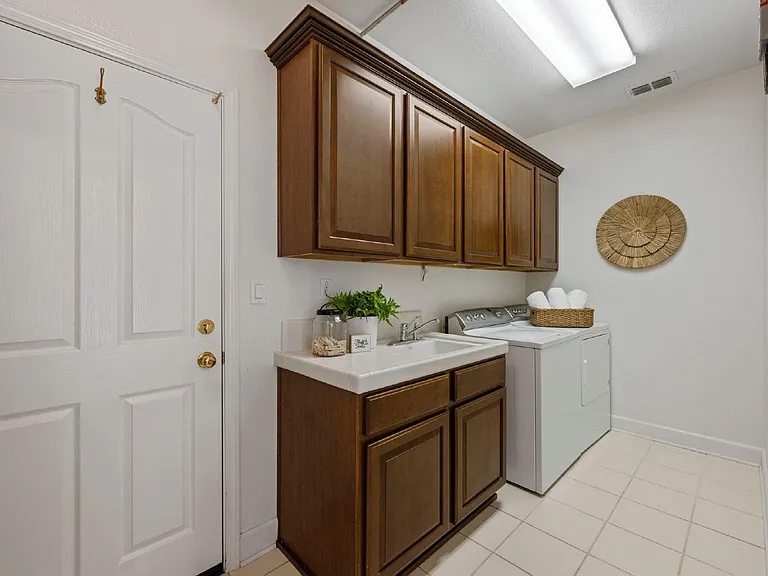4056 Redondo Dr — Photo 18