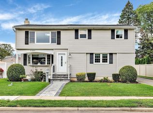 218 Gilling Rd, Seaford, NY 11783