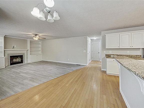 4th image of 326 Canterbury Place Dr