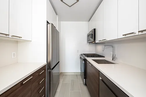 429 E 52nd St Photo 1