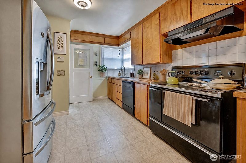 4th image of 2407 Larch Way