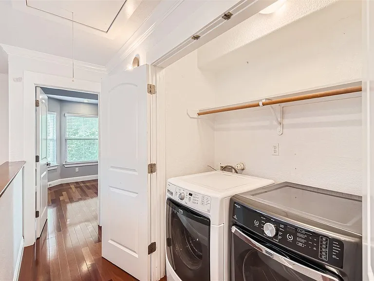 Washer/Dryer included