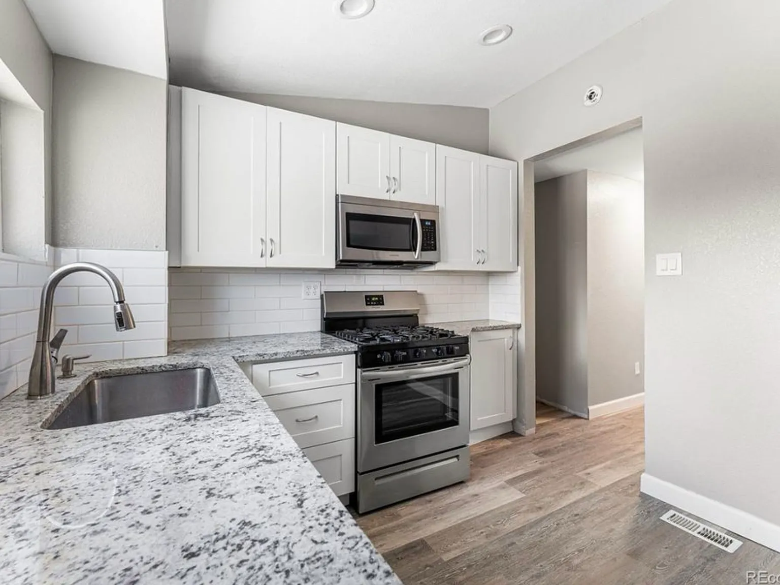 3 bed, 800 sqft, $2,150 — Photo 2