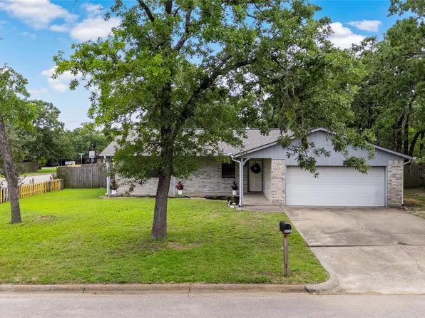 2826 Forestwood Dr, Bryan, TX 77801