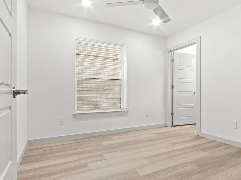 3240 S University — Photo 3