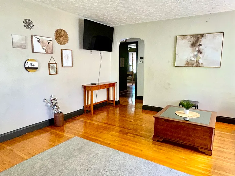 1239 Schiller Ave — Photo 4