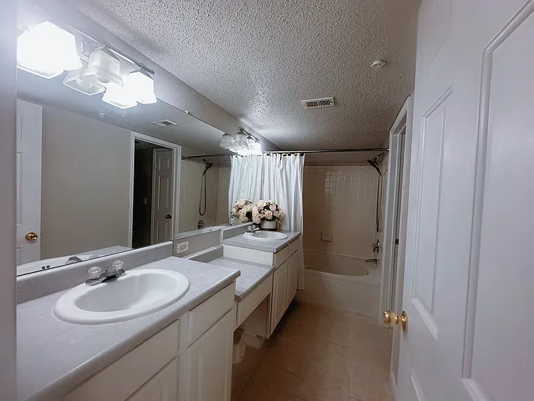 2026 Oxford Ln — Photo 9