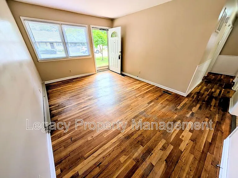 2202 Maywood St — Photo 2