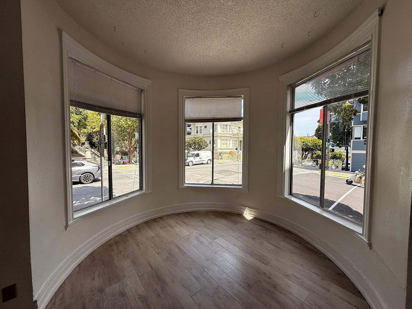 563 Steiner St — Photo 1