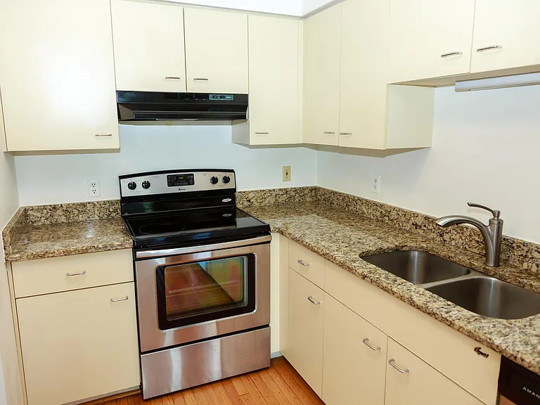 716 Eton Ct — Photo 9