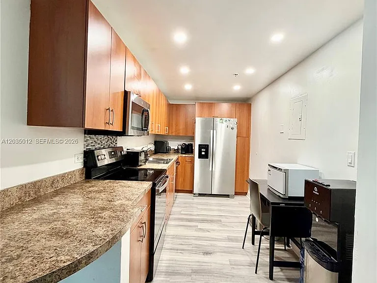 7501 E Treasure Dr #6T — Photo 2