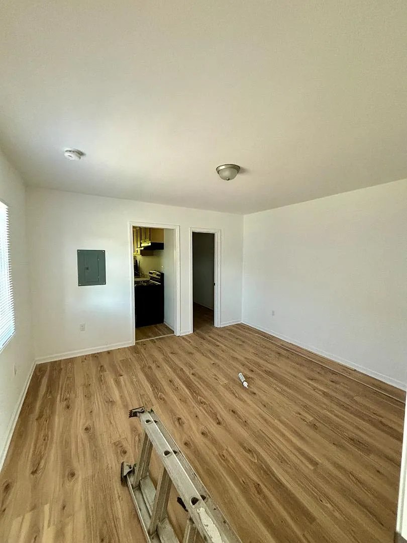 729 Lincoln Street South - Apartment A — Photo 1
