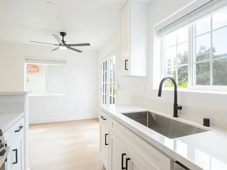 Discover Modern Townhome Living in Palms - 1 & 2 Bedrooms Available, Moments from Culver City! — Photo 19
