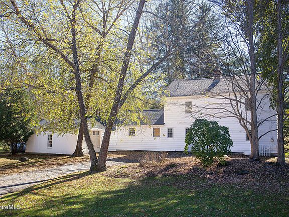 2nd image of 28 Interlaken Rd