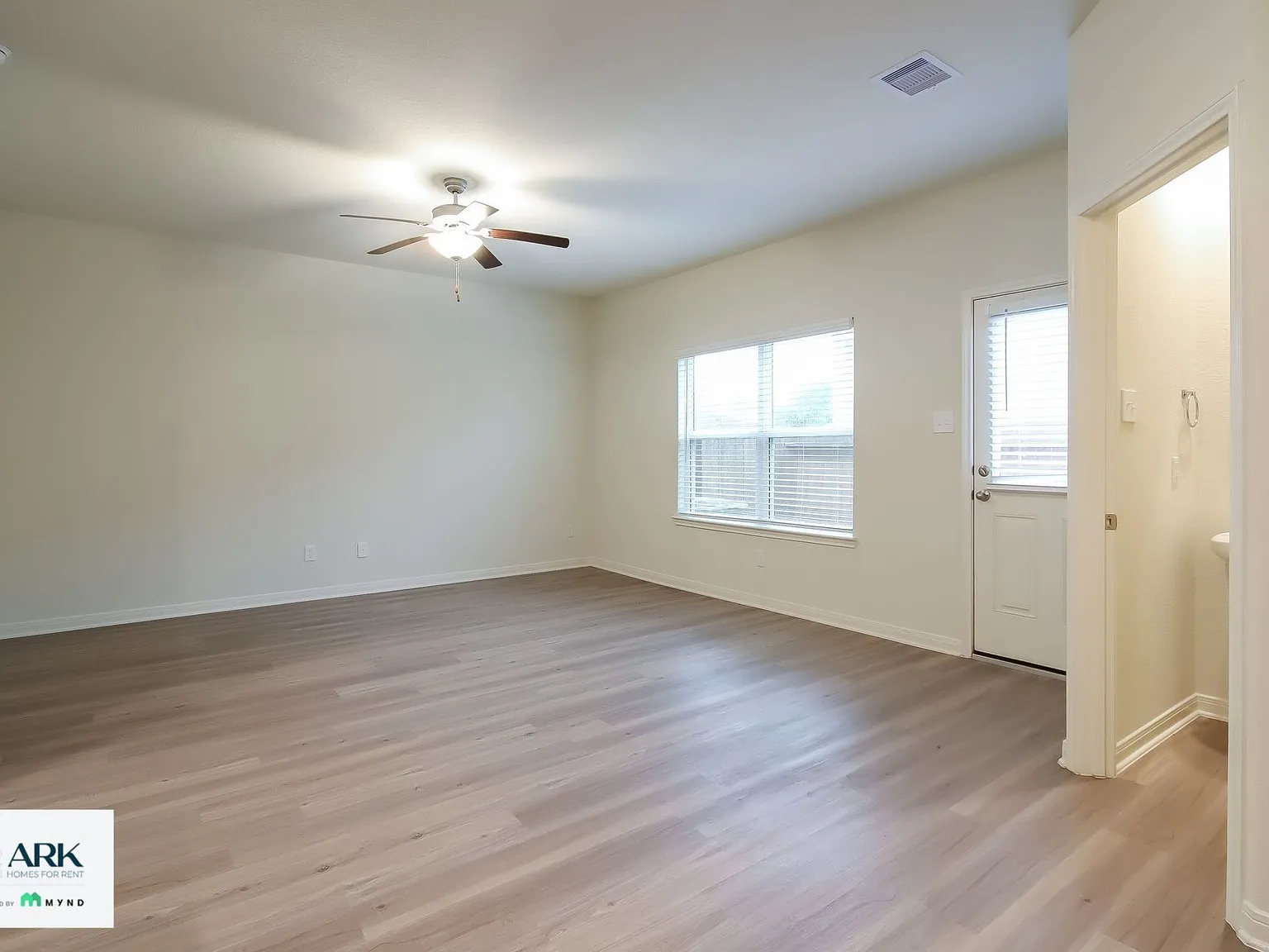 4 bed, 2.5 bath, 1727 sqft, $1,899 — Photo 2