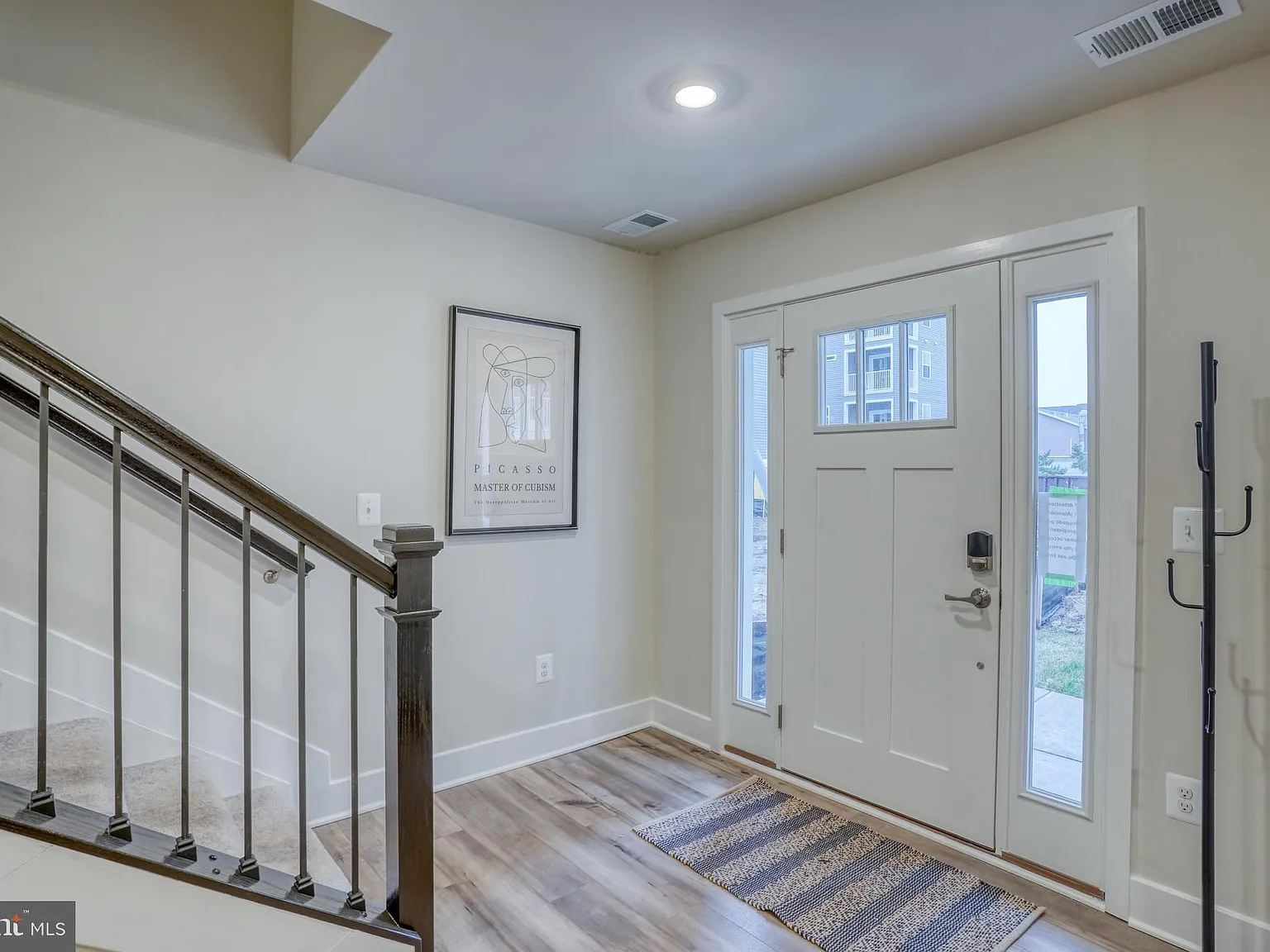 4 bed, 3.5 bath, 2467 sqft, $4,000 — Photo 2