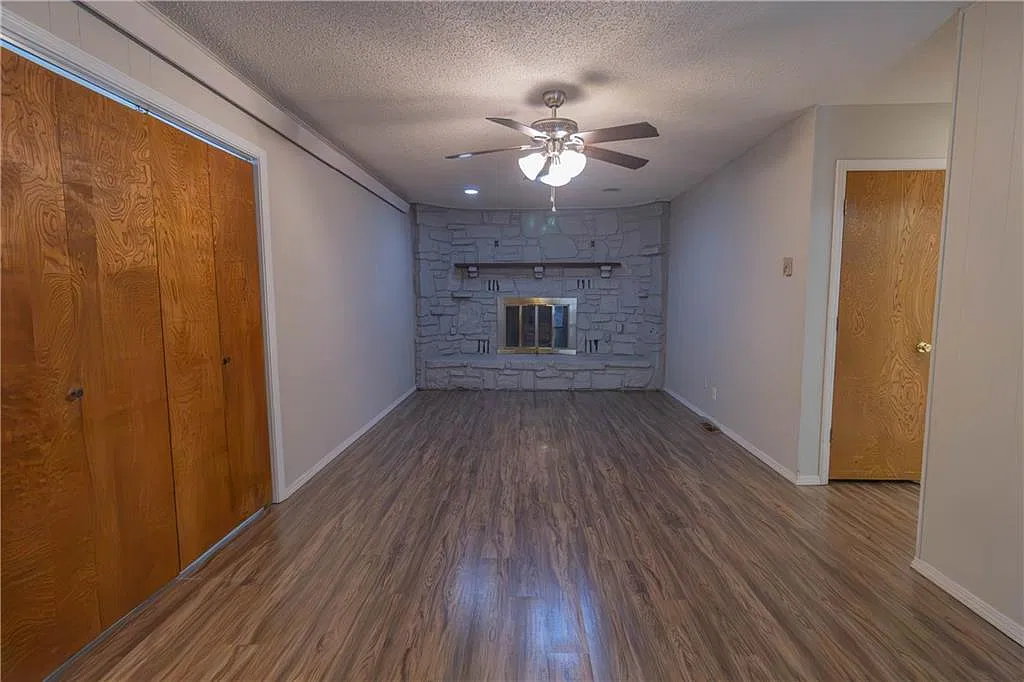 3 bed, 2124 sqft, $2,200 — Photo 3