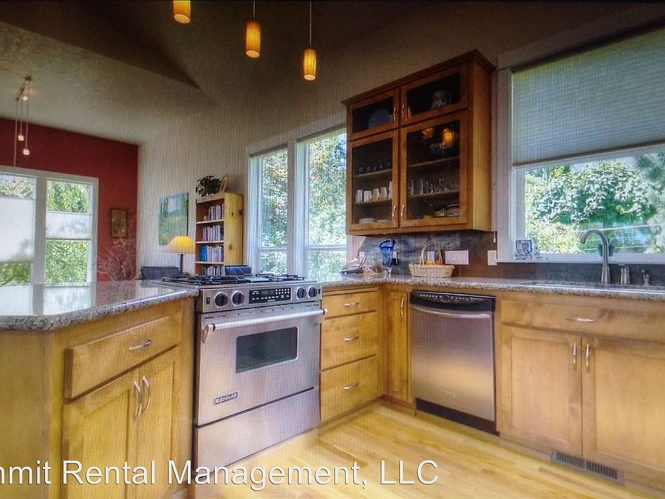 1st image of 1685 Hillcrest Ct NW